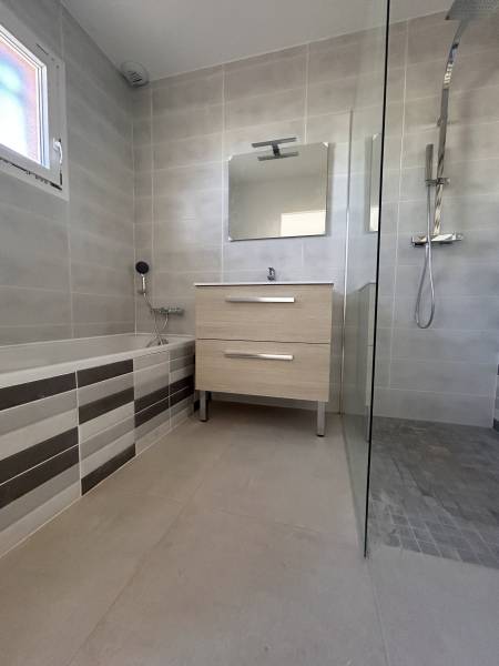 Installation des sanitaires dans une salle de bain à Vias proche de Béziers